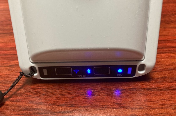 写真：LEDライトが青色に点滅している